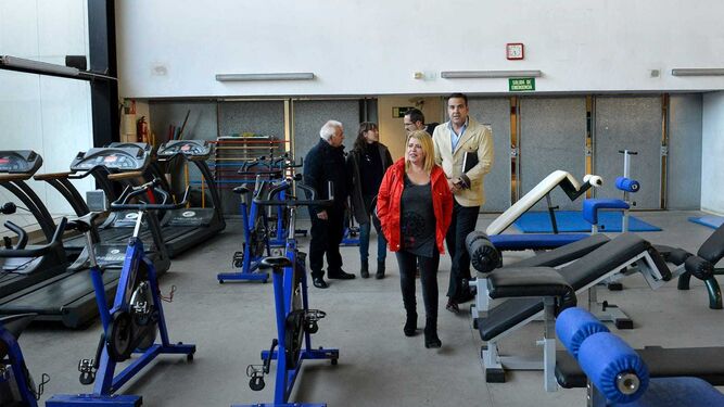 La alcaldesa inspecciona el gimnasio, al que se han incorporado nuevos aparatos.