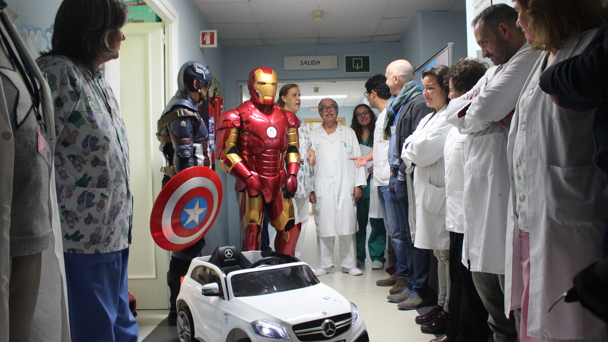 Capitán América y IronMan muestran uno de los vehículos teledirigidos al personal sanitario.