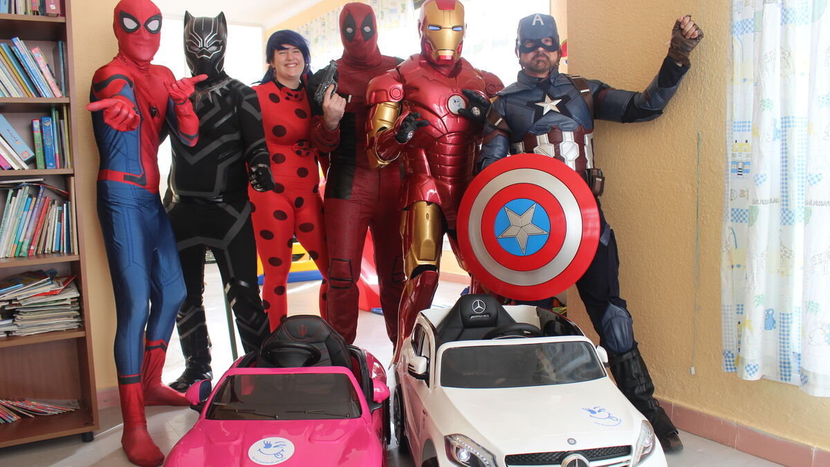 Los superhéroes entregaron dos coches teledirigidos a la planta de Pediatría del Clínico de Puerto Real