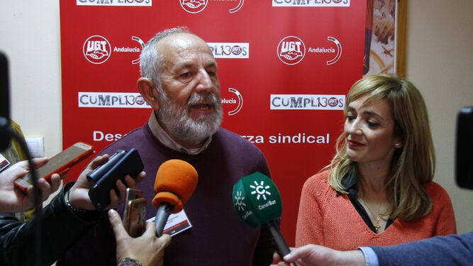 Antonio Pavón. nada más ser elegido secretario provincial de UGT, junto a la responsable andaluza del sindicato, Carmen Castilla.