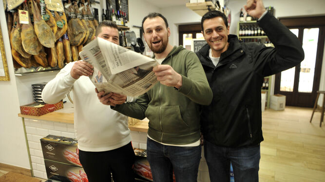Empresarios leen en Diario de Cádiz la mención de The Times.