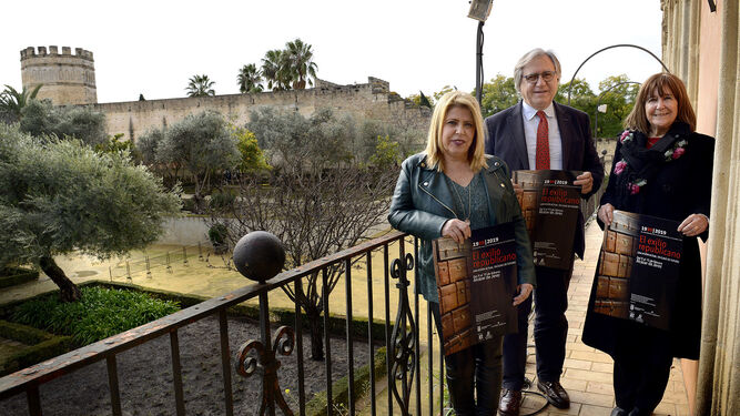 La alcaldesa, Francisco Camas y María Isabel Cintas, en El Alcázar, tras la presentación del ciclo.