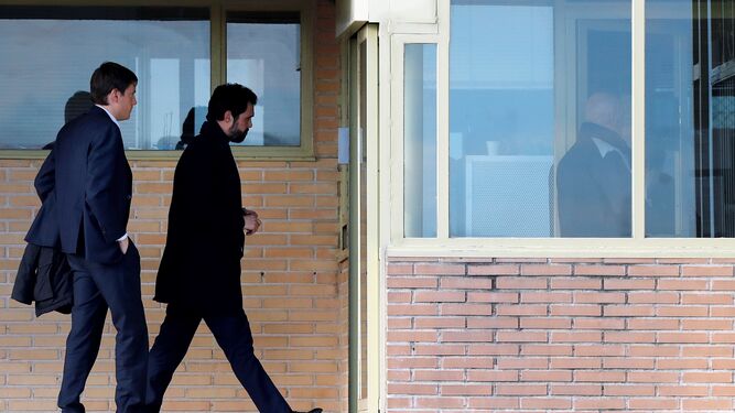 El presidente del Parlamento de Cataluña, Roger Torrent (d), a su llegada a la prisión Soto del Real este lunes para visitar a los presos independentistas,