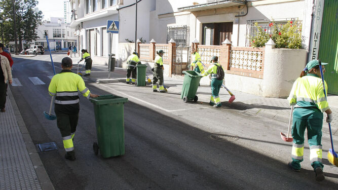 Trabajadores de FCC, trabajando en las calles de El Puerto durante las pasadas navidades.
