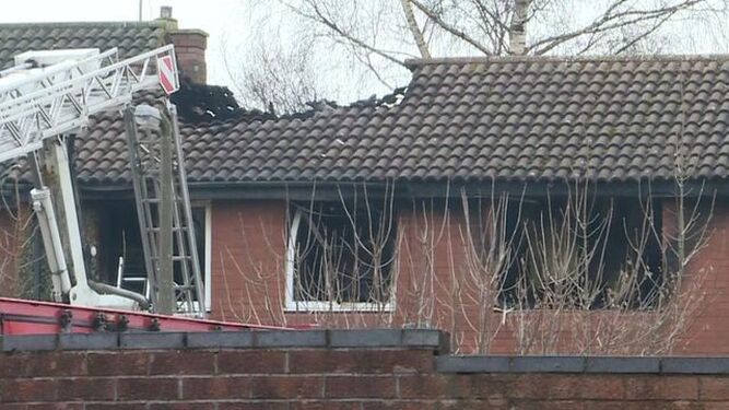 La casa incendiada en Staffordshire (Inglaterra) causando la muerte a cuatro niños.