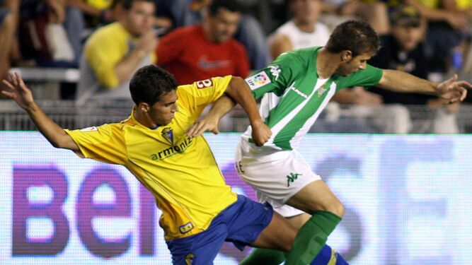 Ezequiel, con la camiseta del Cádiz, lucha con el bético Joaquín por un balón en el Carranza de 2006.