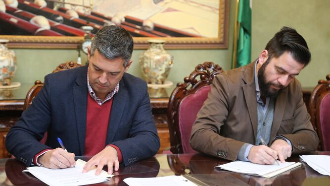 El alcalde y el diputado responsable de la Empresa Provincial de Vivienda y Suelo, firmando hoy el convenio.