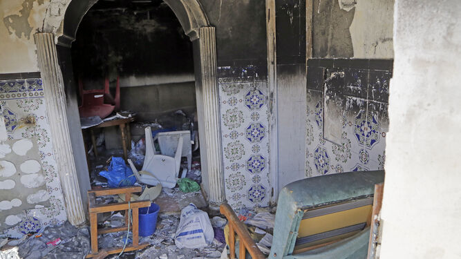 Interior de la casa abandonada de Torresoto tras los incendios, ayer.