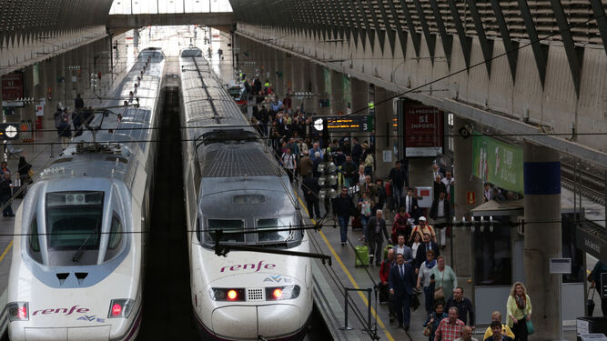 Trenes AVE en la estación de Santa Justa en Sevilla.