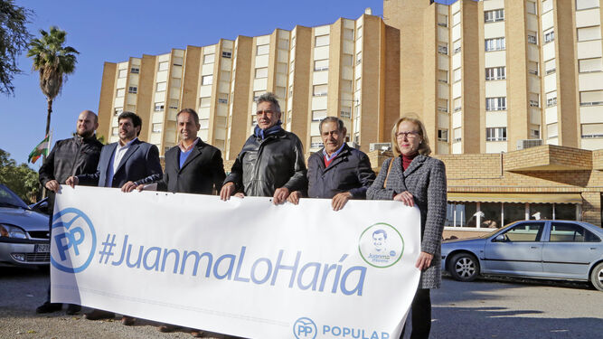 Saldaña y otros miembros del PP, a finales de 2017, con una pancarta de la campaña 'Juanma lo haría'