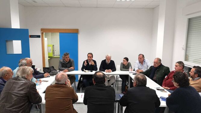Un momento de la reunión de Saldaña con miembros de la Plataforma Asta Regia.