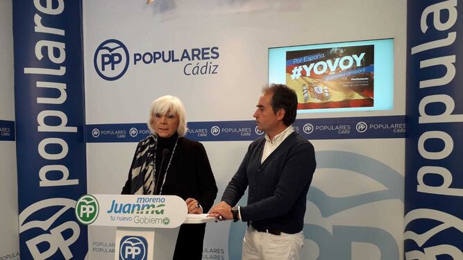el secretario general del PP de Cádiz, Antonio Saldaña y la diputada nacional, Teófila Martínez