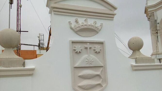 El escudo que sustituyó al anterior en la fachada del Ayuntamiento de Barbate.