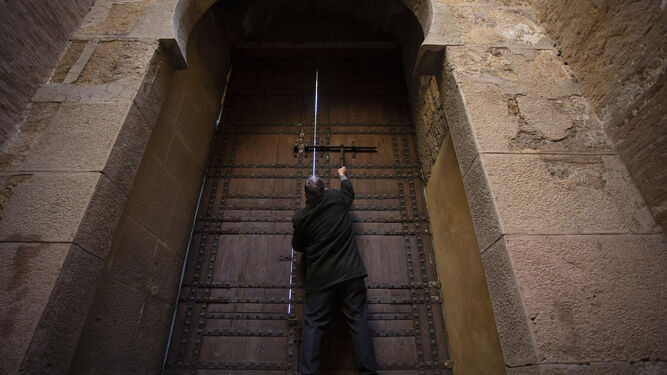Luis &Aacute;lvarez, hermano mayor de San Hermenegildo cierra las puertas de la torre desde su interior.