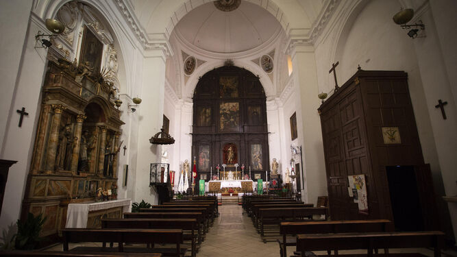 Vista general de la iglesia, con el retablo mayor al fondo, realizado en madera de roble y tallado por Domingo Gonz&aacute;lez en 1635.