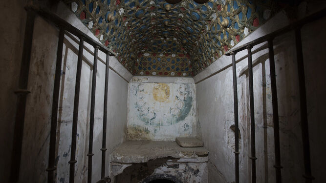 El oratorio, con el altar de piedra y, debajo, lo que se dice que fue&nbsp;la celda de San Hermenegildo.