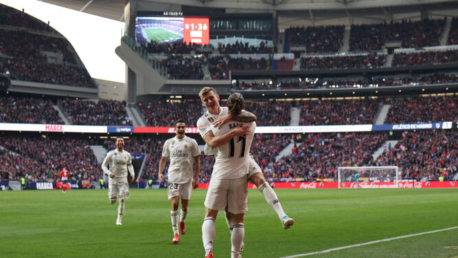 Bale celebra el tercer gol con sus compañeros.