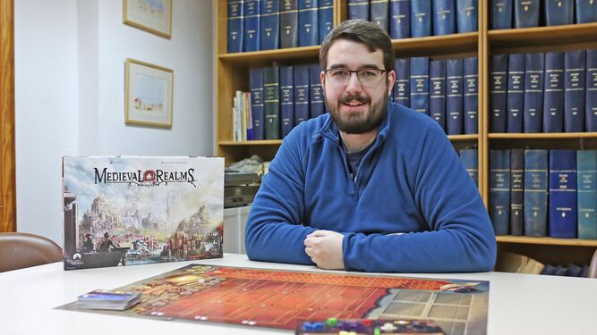 Carlos Michán y el prototipo del juego 'Medieval Realms', días atrás.