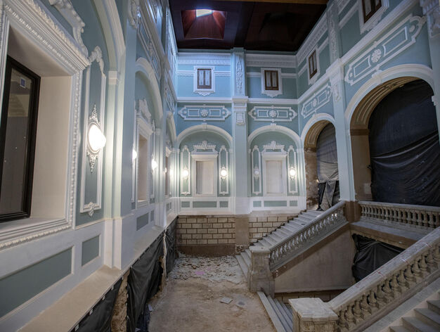 La escalera imperial del Ayuntamiento, a punto de terminar su recuperaci&oacute;n.