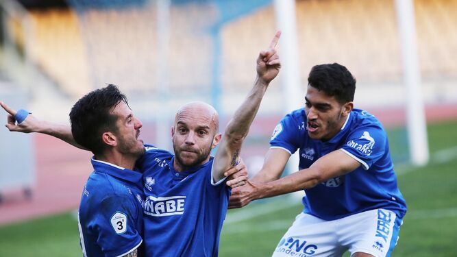 Casares celebra su gol mientras es felicitado por sus compañeros Bello y Khakok.