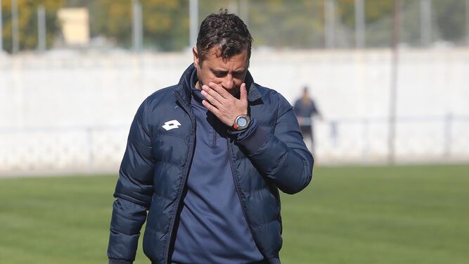 Paco Cala, pensativo durante el partido contra el Algeciras B.