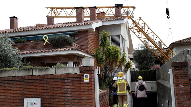 Muere un obrero y otro resulta herido al caer una grúa en una obra en Barcelona