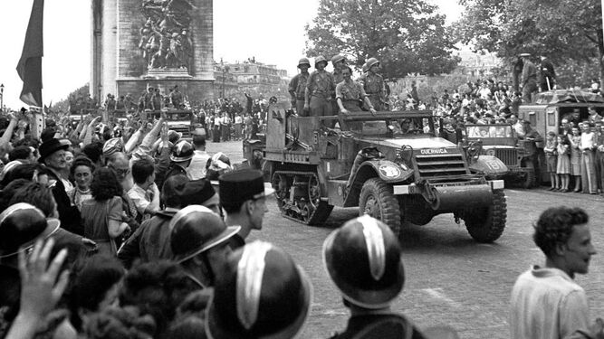 Uno de los blindados de españoles de 'La Nueve' entrando en París en agosto de 1944.