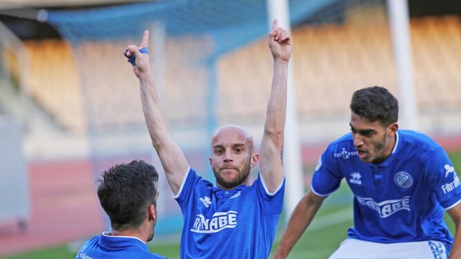 Javi Casares, señalando al cielo tras marcar el 3-2 al Ceuta el pasado domingo en Chapín.