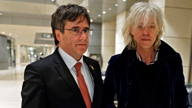 El ex presidente de la Genralitat carles Puigdemont y el músico irlandés Bob Geldof, este martes en Berlín.