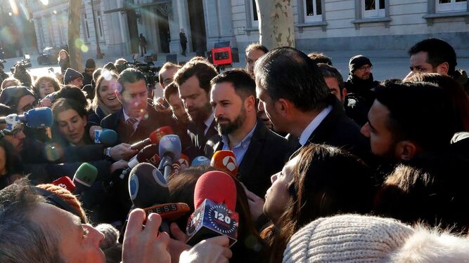 El líder de Vox, Santiago Abascal, ante los medios este martes en las inmediaciones del Tribunal Supremo.