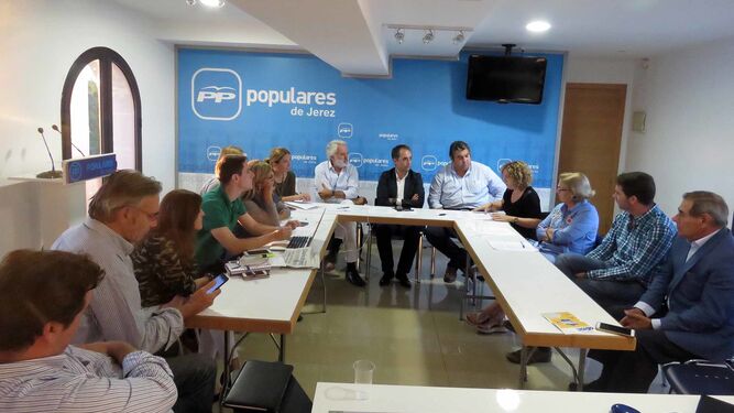 Una reunión del equipo de campaña del PP jerezano.