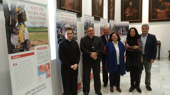 Momento de la inauguración de la exposición ‘Testimonios de fe y perdón’ con la presencia el obispo Mazuelos Pérez.