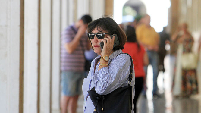Una mujer habla por el móvil