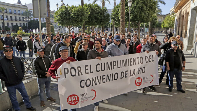Trabajadores de Williams y delegados de otras bodegas del Marco, ayer a la llegada de la marcha de protesta a la plaza del Arenal.
