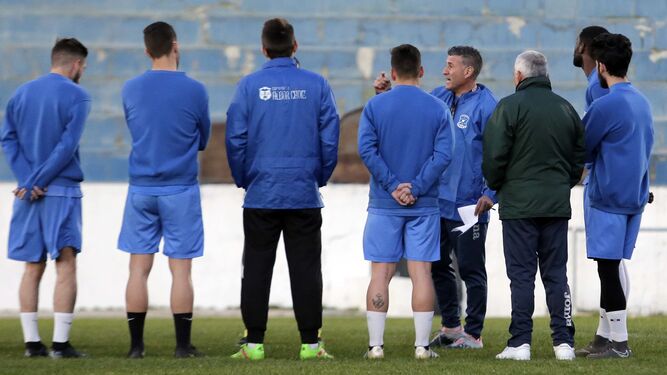 Juanlu Aguilocho, dando instrucciones a sus futbolistas en un entrenamiento en el Campo de la Juventud.