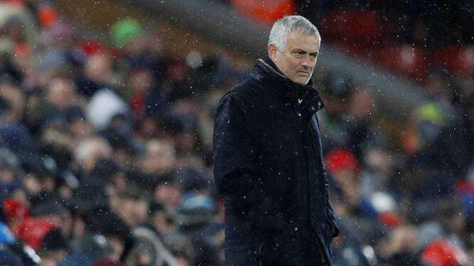 José Mourinho dirigiendo al Manchester United