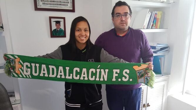 Fernanda, nueva jugadora del Guada FSF, con Pedro Alberto Fernández, de Plus Asesores.