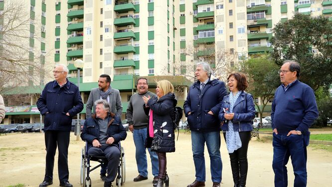 Un momento de la visita de Mamen Sánchez, Carmen Collado y José Antonio Díaz a la barriada Parque Atlántico.
