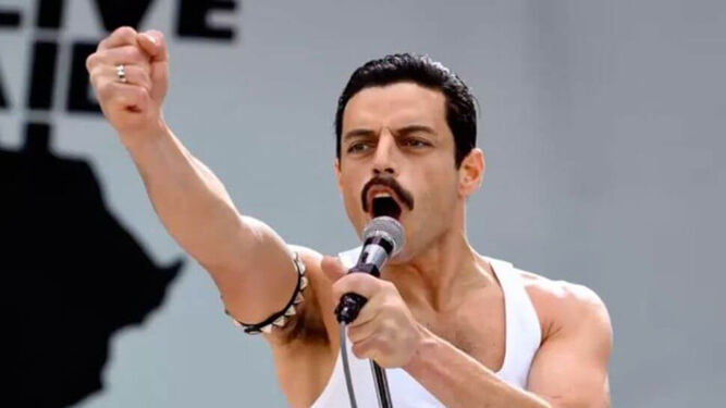 Rami Malek, interpretando a Freddie Mercury en 'Bohemian Rhapsody'.