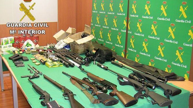 La Guardia Civil ha incautado una veintena de armas de fuego.