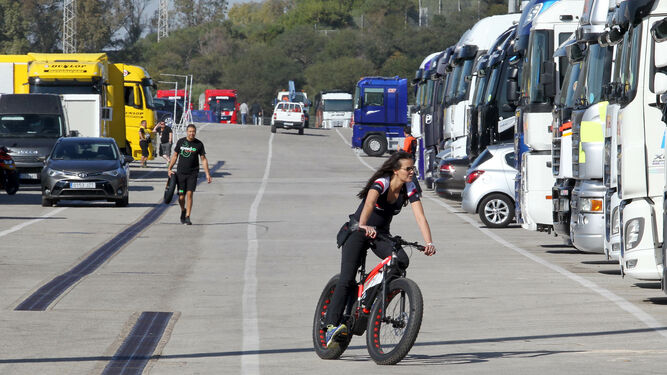 Camiones aparcados ayer en el paddock del circuito, por los entrenamientos de Moto2 y Moto3.