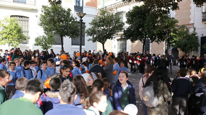 Los escolares en la Plaza del Banco.