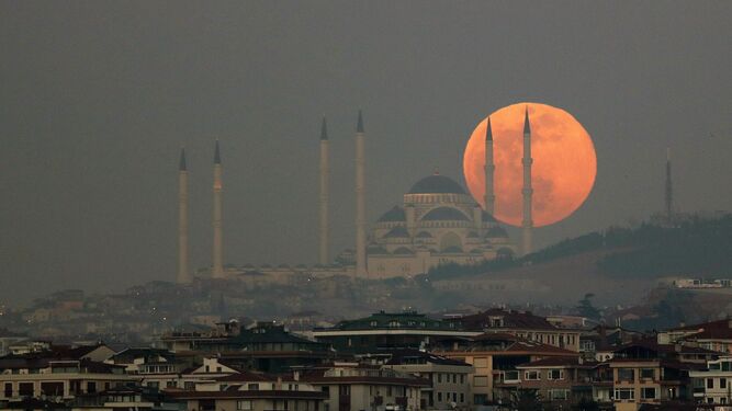 Estambul y la superluna