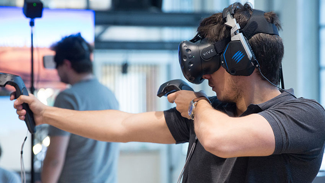 Un jugador utiliza un casco de realidad virtual.