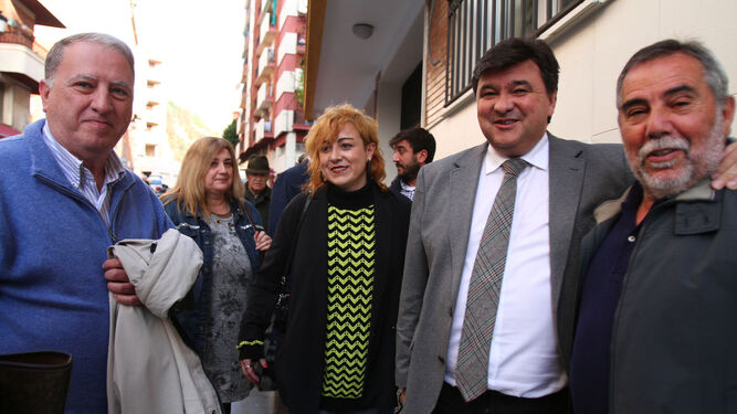 El alcalde de la capital, Gabriel Cruz, junto a Elena Tobar, entre otros, ayer, a su entrada a la sede del PSOE.