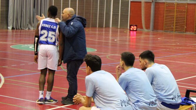 Julián Martínez, entrenador del Basket XCD, dando instrucciones a Quintin Lee.