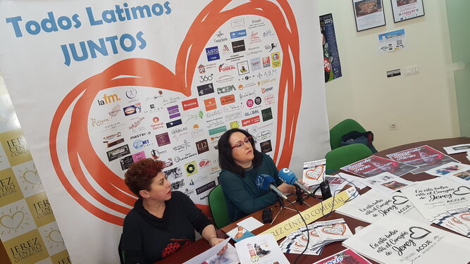La presidenta de Acoje, Nela García, y la comerciante Fátima Canca, en la sede de la asociación.