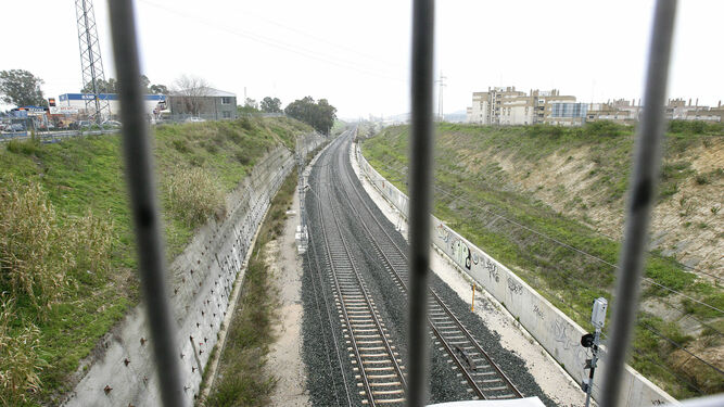 Imagen de las vías del tren a su paso por el Puente de Cádiz.
