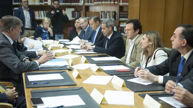 Imagen de la reunión mantenida ayer en la biblioteca de la Audiencia de Cádiz.