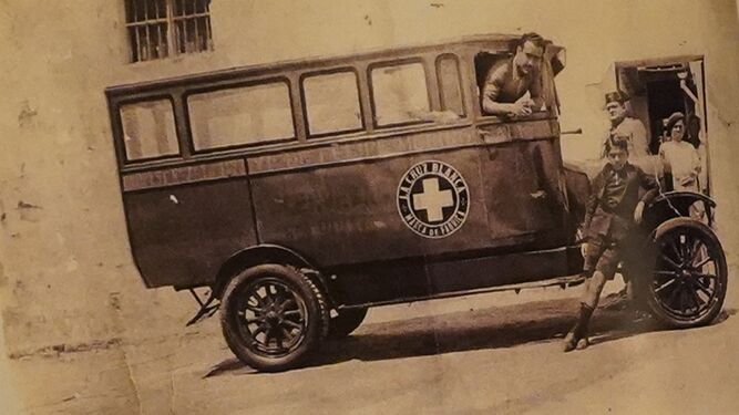 Miguel Merino, en los años 50, en el camión de reparto de Cruz Blanca en Cádiz.